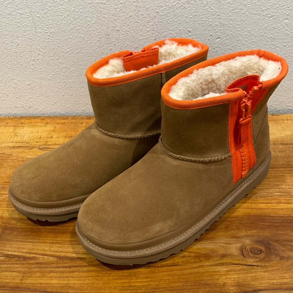 UGG Classic Mini Zipper Tape Logo EU38